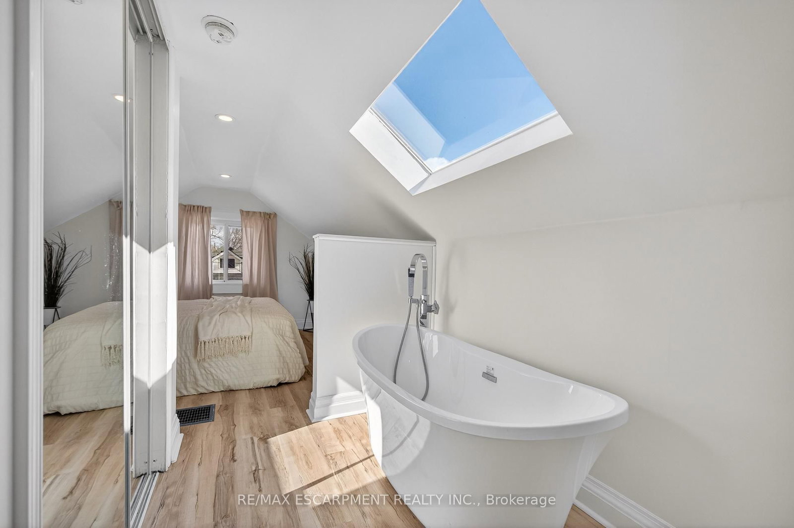 Detached House for sale at 8 East 23rd Street, Hamilton, Ontario, L8V 2W6 - Eastmount - MLS: X12879232