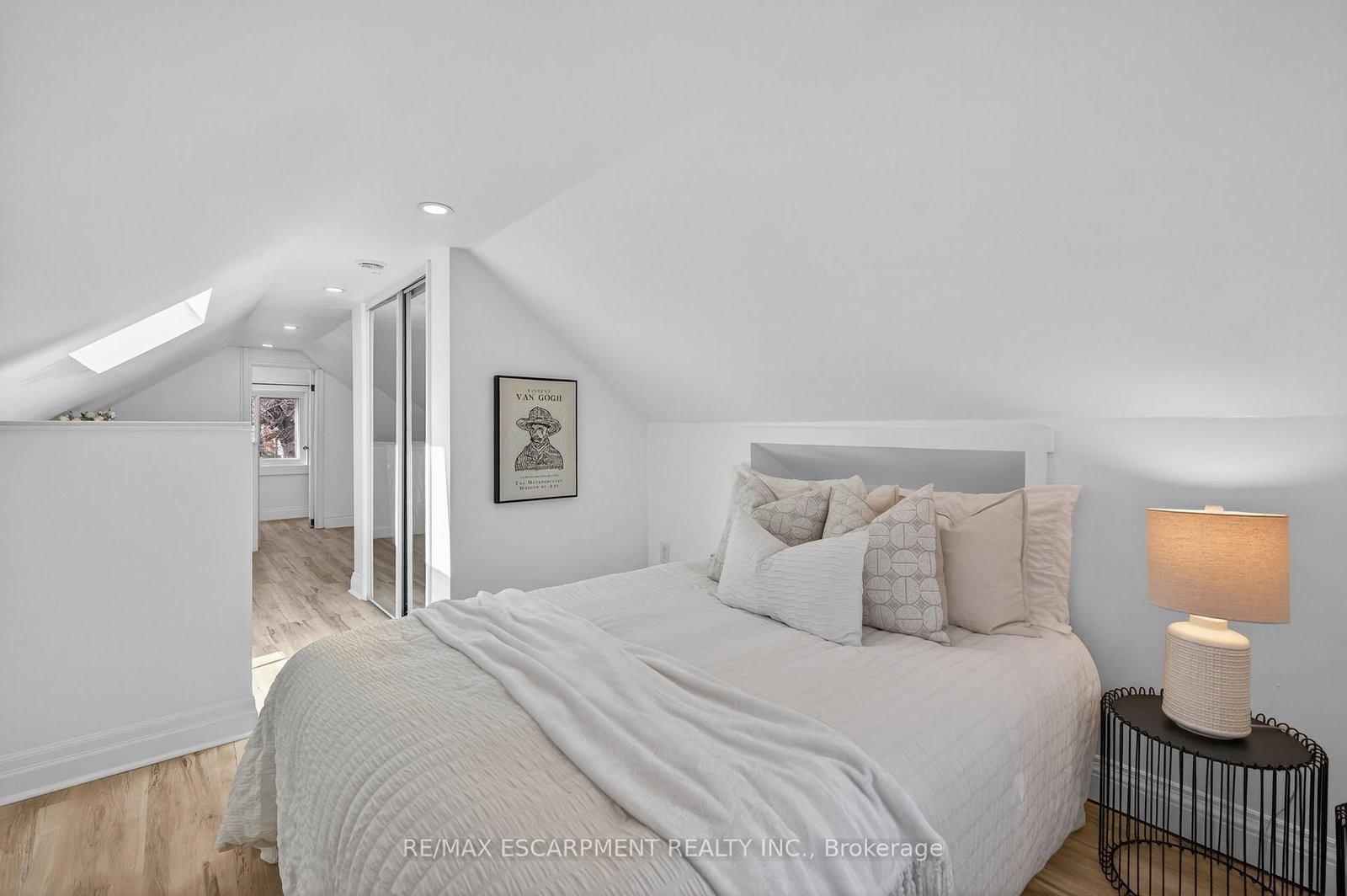 Detached House for sale at 8 East 23rd Street, Hamilton, Ontario, L8V 2W6 - Eastmount - MLS: X12879232