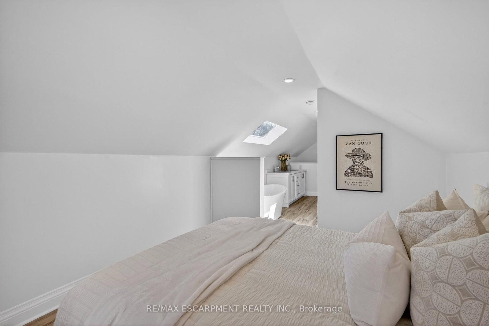 Detached House for sale at 8 East 23rd Street, Hamilton, Ontario, L8V 2W6 - Eastmount - MLS: X12879232