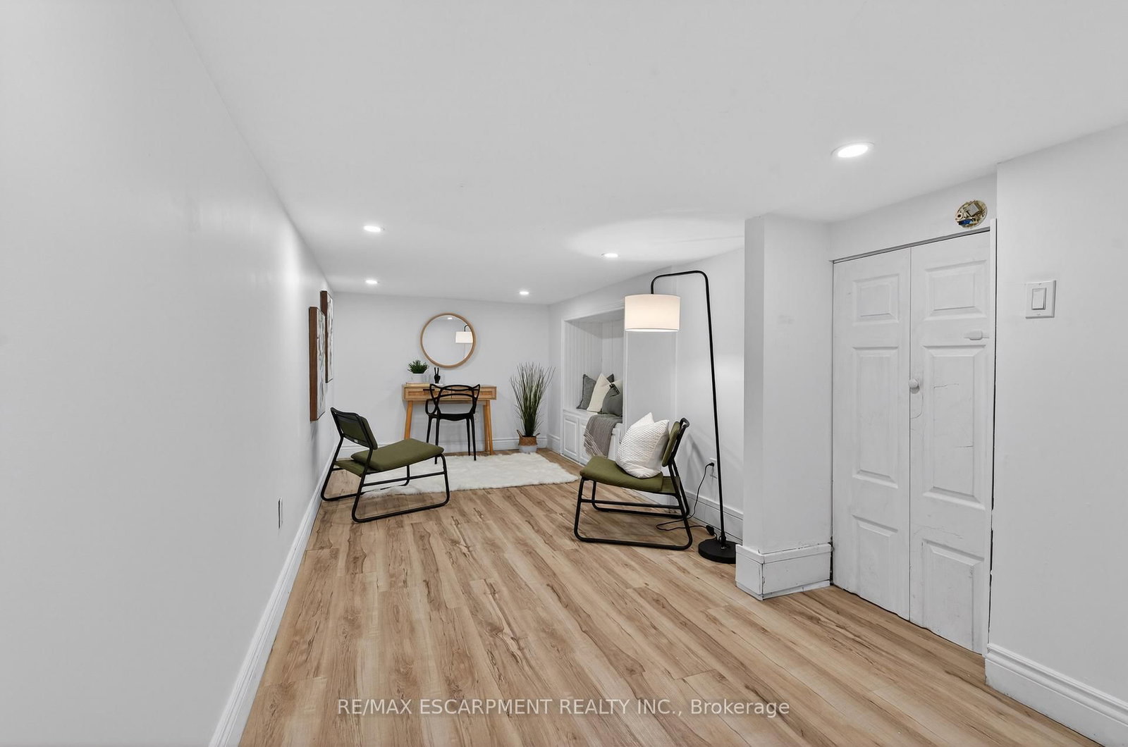 Detached House for sale at 8 East 23rd Street, Hamilton, Ontario, L8V 2W6 - Eastmount - MLS: X12879232