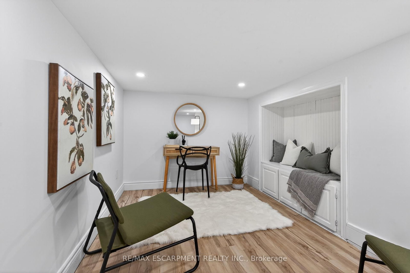 Detached House for sale at 8 East 23rd Street, Hamilton, Ontario, L8V 2W6 - Eastmount - MLS: X12879232