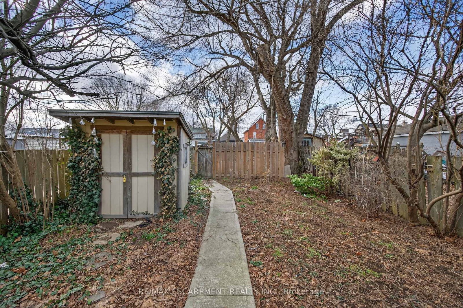 Detached House for sale at 8 East 23rd Street, Hamilton, Ontario, L8V 2W6 - Eastmount - MLS: X12879232