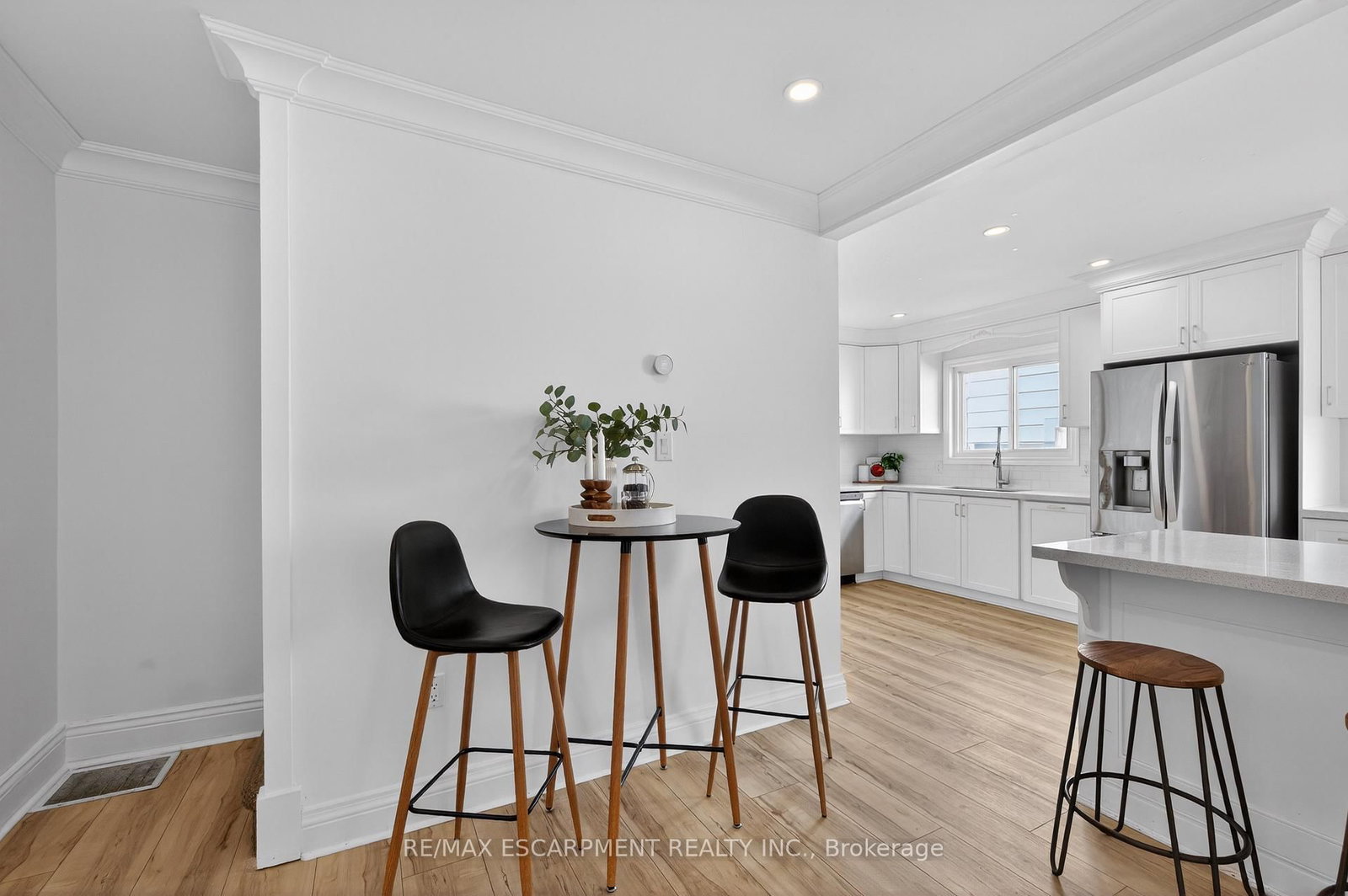 Detached House for sale at 8 East 23rd Street, Hamilton, Ontario, L8V 2W6 - Eastmount - MLS: X12879232