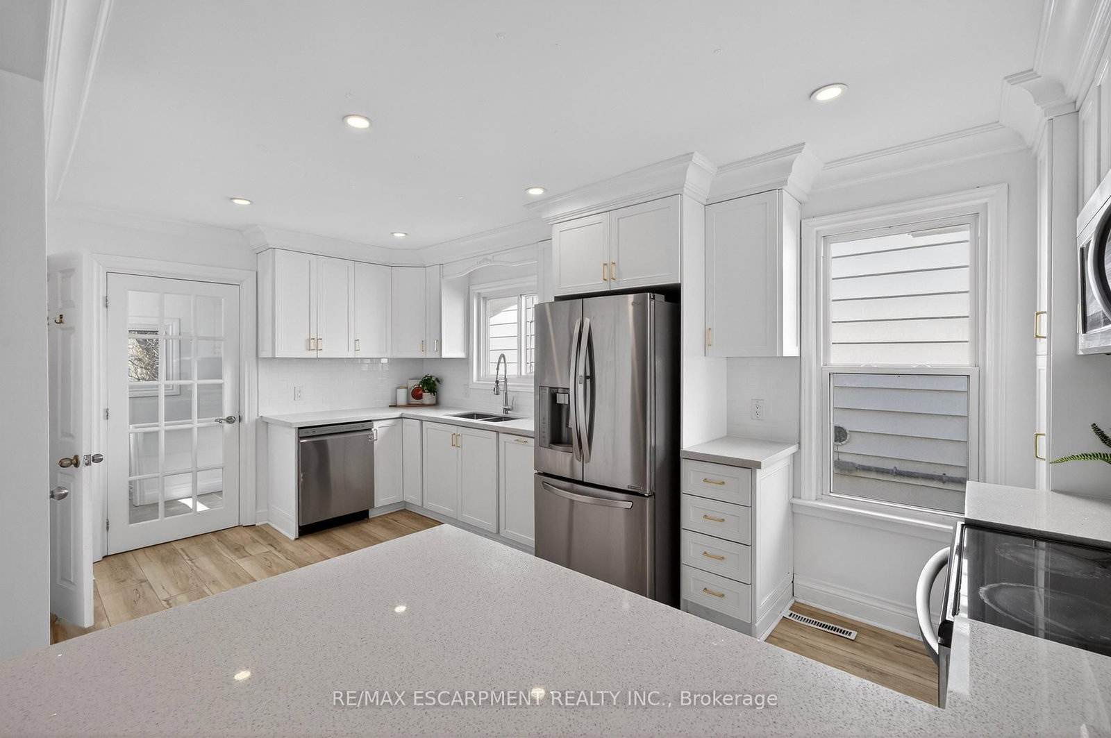 Detached House for sale at 8 East 23rd Street, Hamilton, Ontario, L8V 2W6 - Eastmount - MLS: X12879232