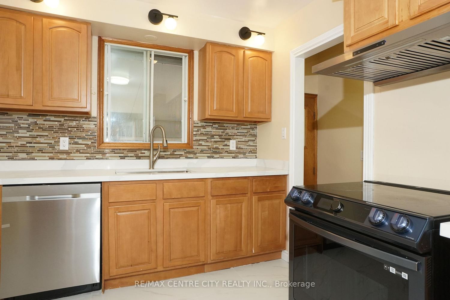 Detached House for sale at 136 Concord Crescent, London North, Ontario, N6G 3H7 - North I - MLS: X12879382