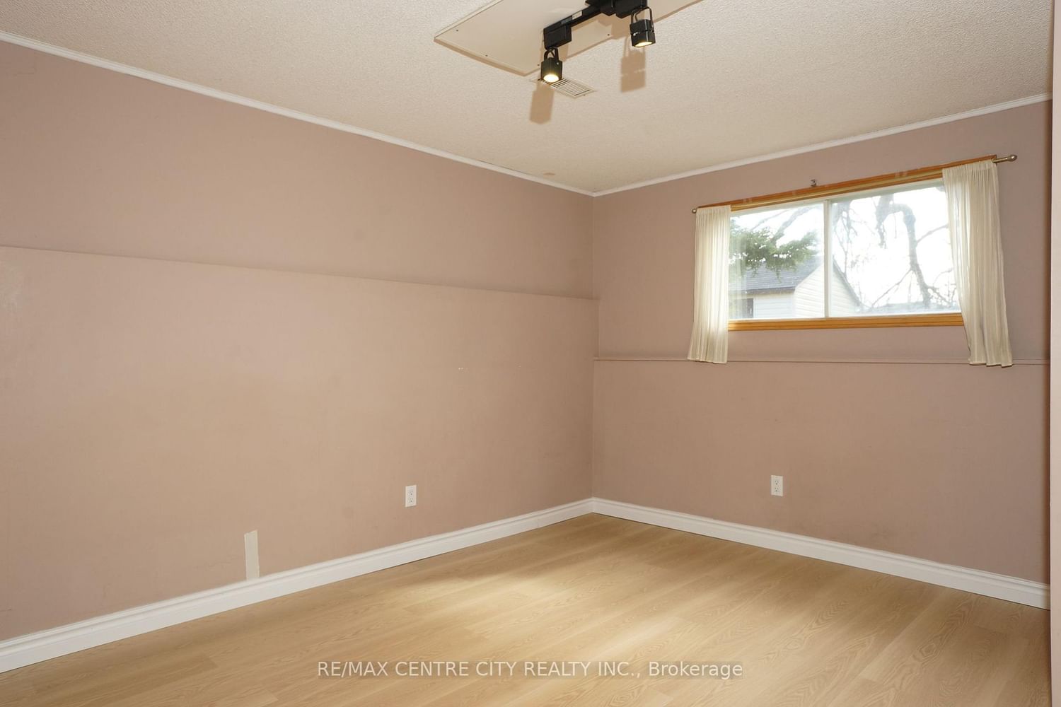 Detached House for sale at 136 Concord Crescent, London North, Ontario, N6G 3H7 - North I - MLS: X12879382