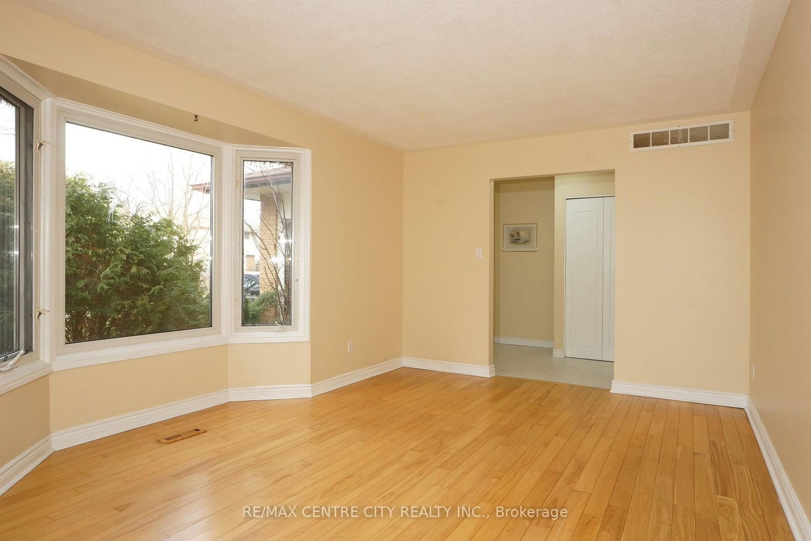 Detached House for sale at 136 Concord Crescent, London North, Ontario, N6G 3H7 - North I - MLS: X12879382