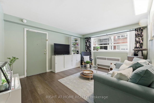 11 - 223 MacNab Street S