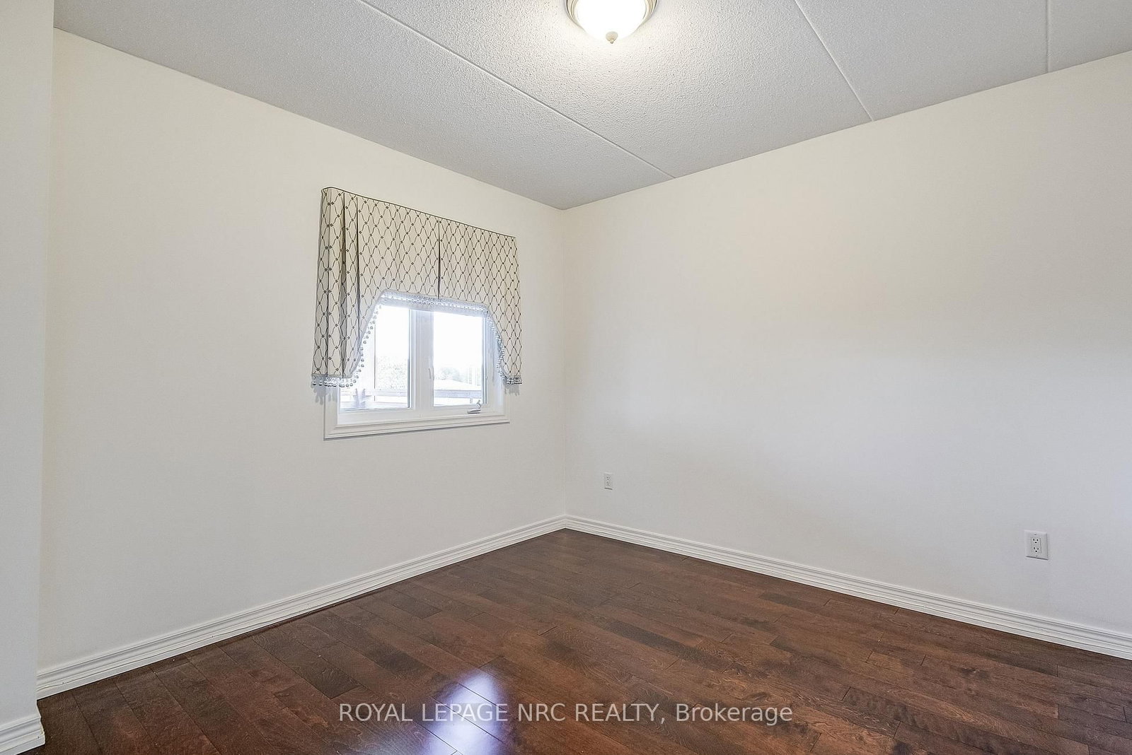 678 Line 2 Road, Unit 202 - Photo 20