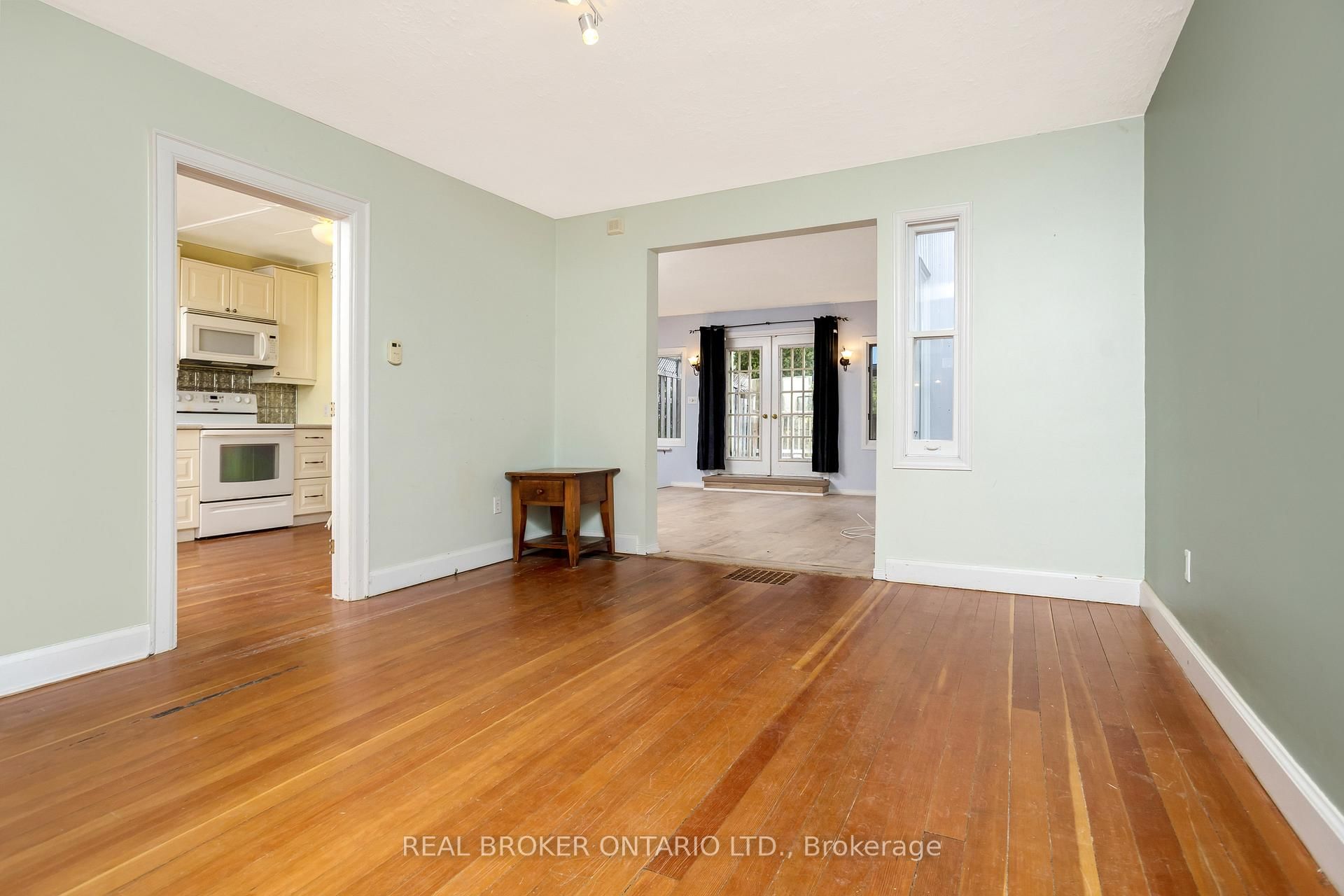 122 MAIN Street S