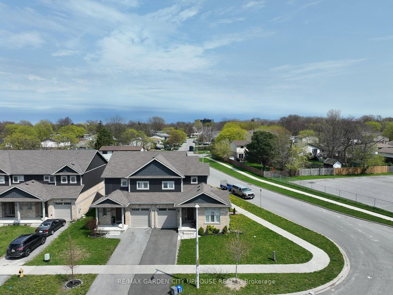 LOWER - 11 MANHATTAN Crt, St. Catharines, L2R 0B8 | Image 2