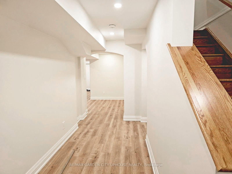 LOWER - 11 MANHATTAN Crt, St. Catharines, L2R 0B8 | Image 3