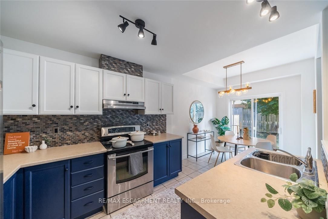 Townhouse for sale at 4-10 Liddycoat Lane, Hamilton, Ontario, L9G 0A7 - Ancaster - MLS: X12882648