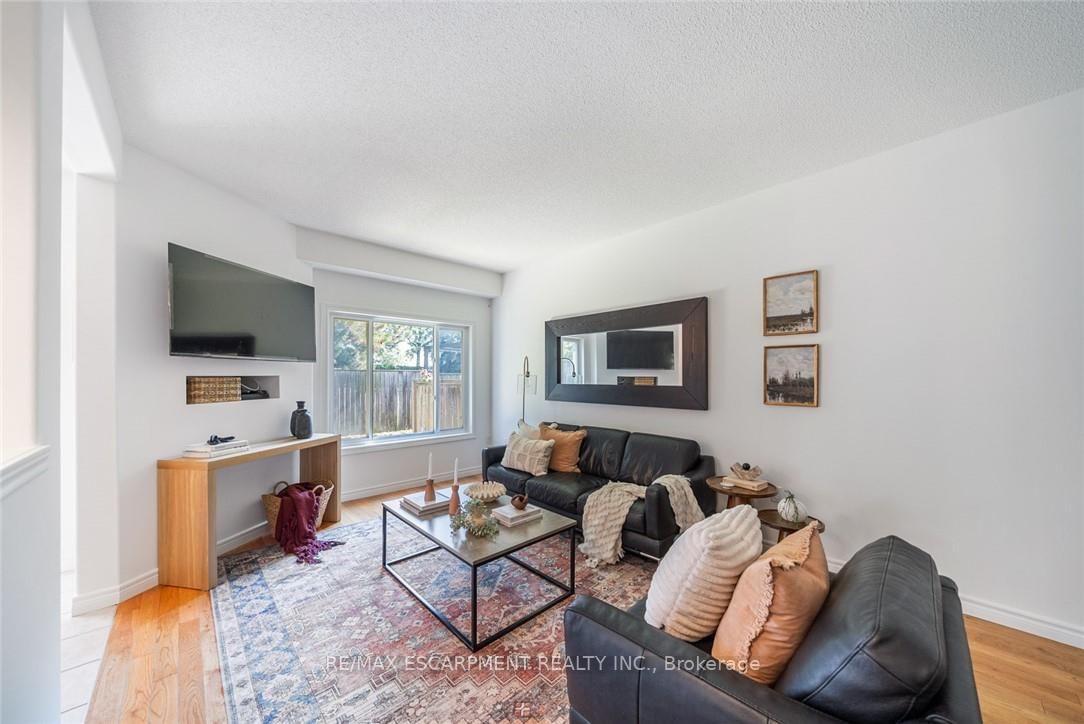 Townhouse for sale at 4-10 Liddycoat Lane, Hamilton, Ontario, L9G 0A7 - Ancaster - MLS: X12882648