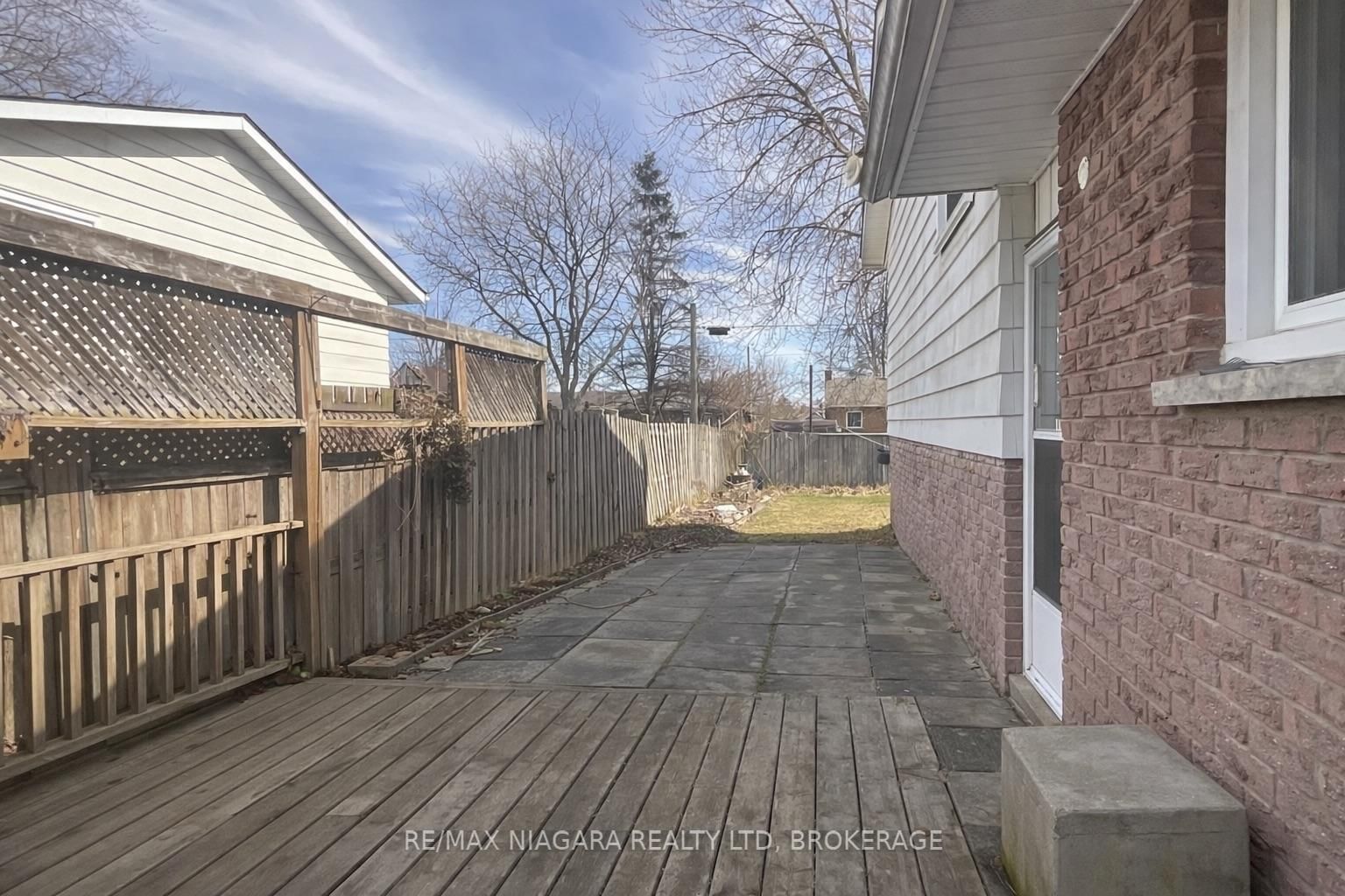 Semi-Detached House for sale at 19 Nottingham Court, Welland, Ontario, L3C 5X4 - N. Welland - MLS: X12882996