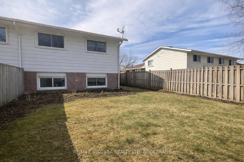 19 Nottingham Crt, Welland, L3C 5X4 | Image 2