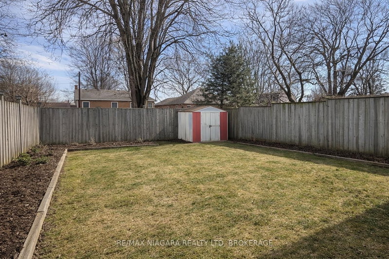 19 Nottingham Crt, Welland, L3C 5X4 | Image 3
