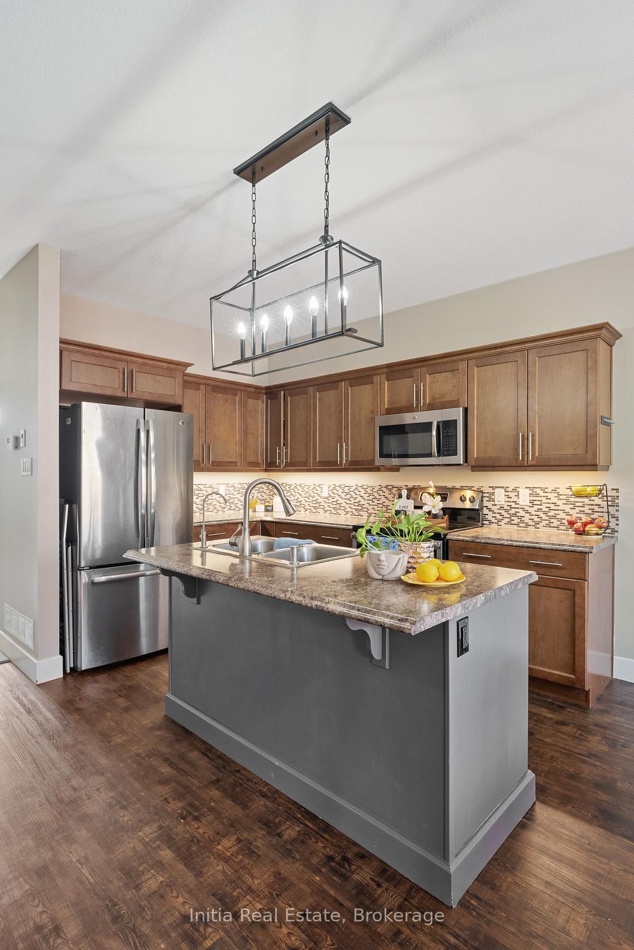 Detached House for sale at 25 Queensway Drive, Strathroy-Caradoc, Ontario, N7G 4M2 - SE - MLS: X12883010