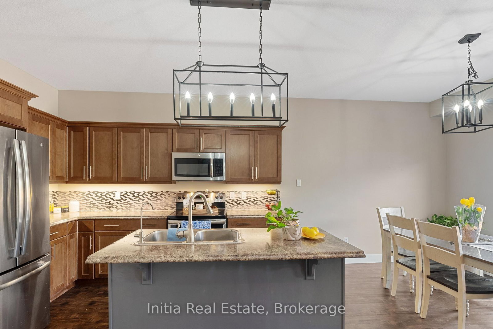 Detached House for sale at 25 Queensway Drive, Strathroy-Caradoc, Ontario, N7G 4M2 - SE - MLS: X12883010