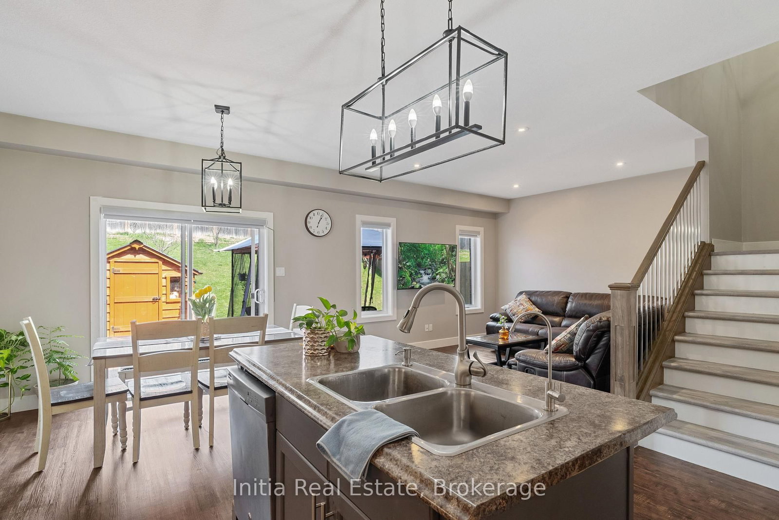 Detached House for sale at 25 Queensway Drive, Strathroy-Caradoc, Ontario, N7G 4M2 - SE - MLS: X12883010