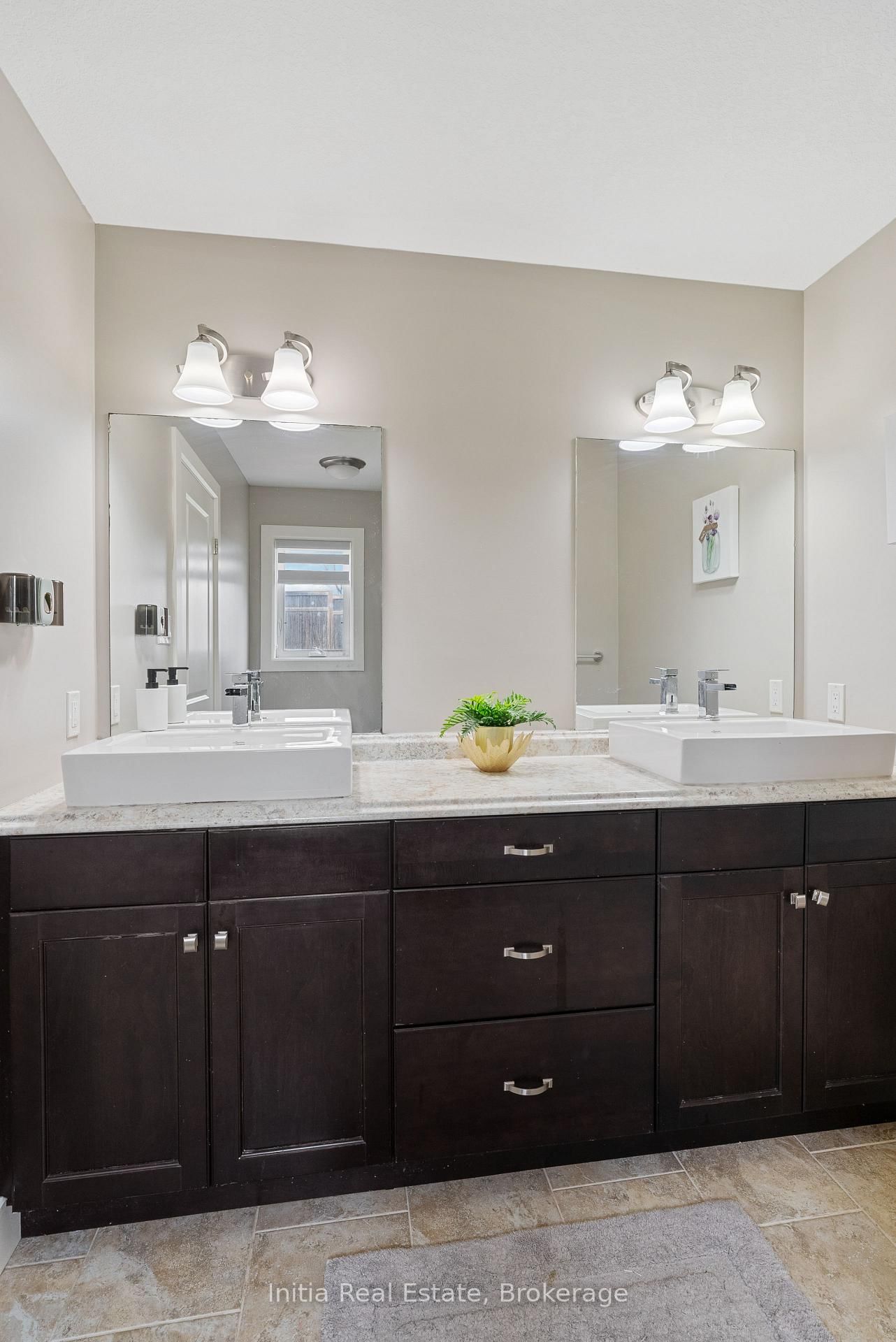 Detached House for sale at 25 Queensway Drive, Strathroy-Caradoc, Ontario, N7G 4M2 - SE - MLS: X12883010