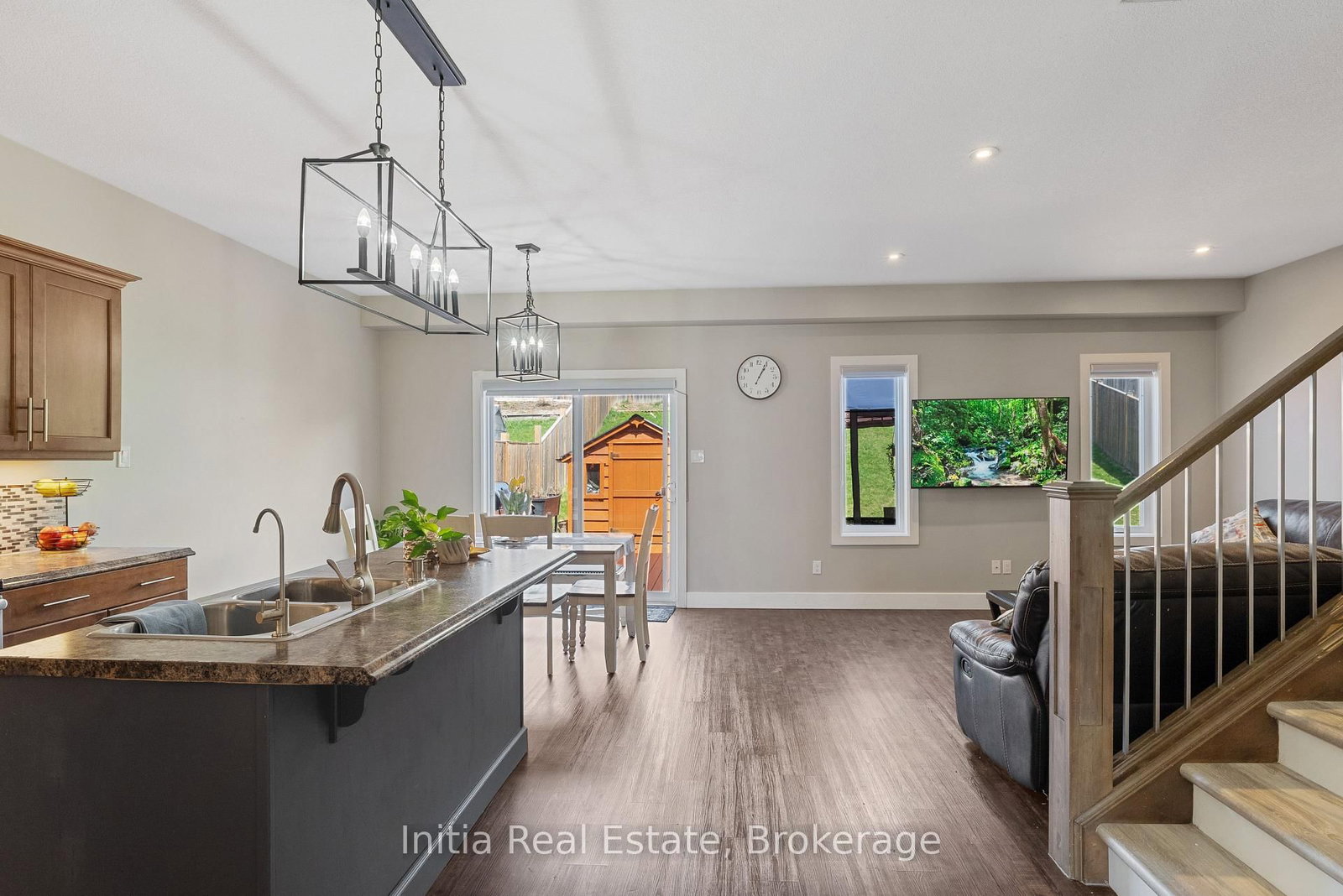 Detached House for sale at 25 Queensway Drive, Strathroy-Caradoc, Ontario, N7G 4M2 - SE - MLS: X12883010