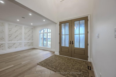 4038 AYRSHIRE Avenue • London South, ON photo 2