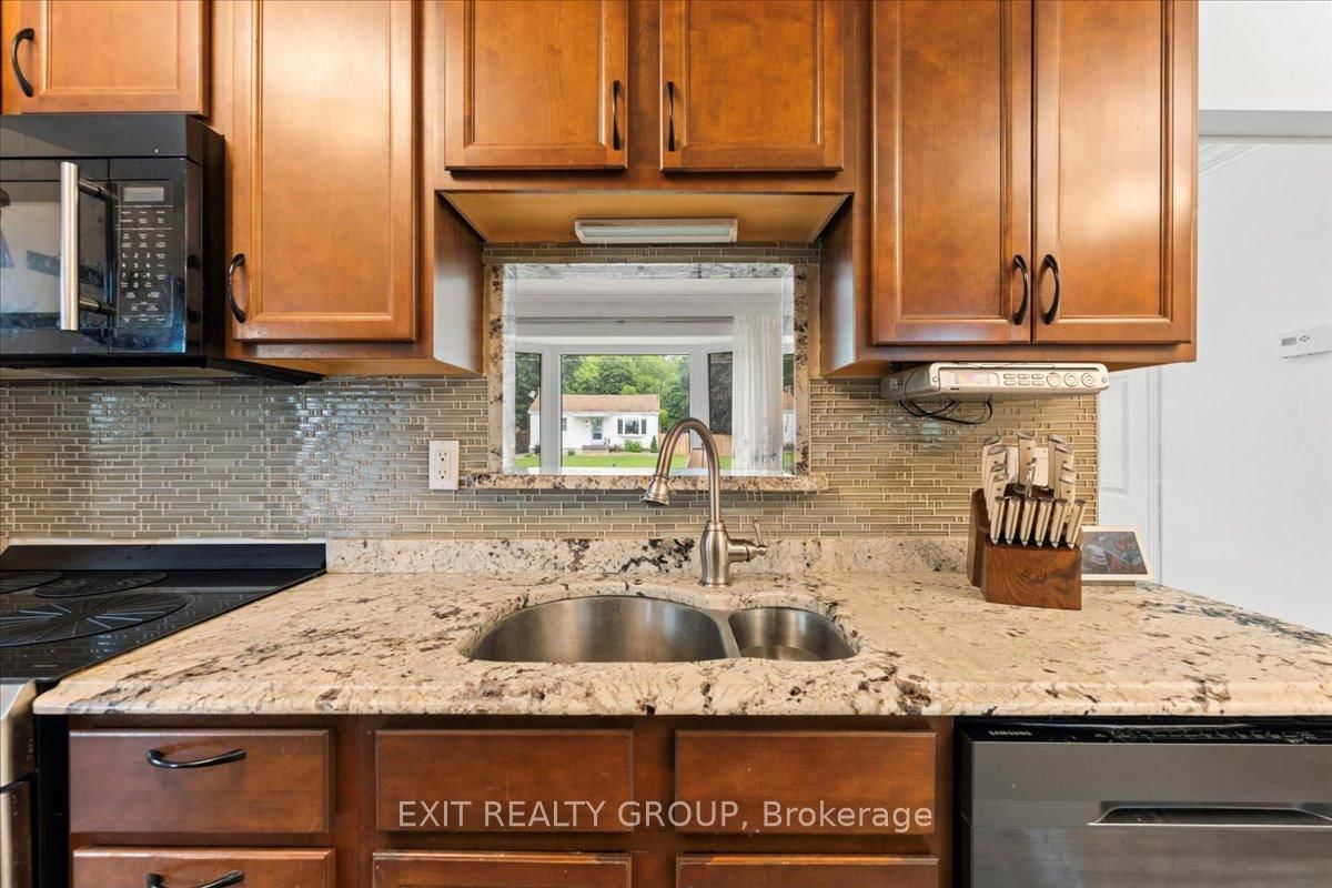 Detached House for sale at 29 Barry Road, Quinte West, Ontario, K8V 0M3 - Murray Ward - MLS: X12884010