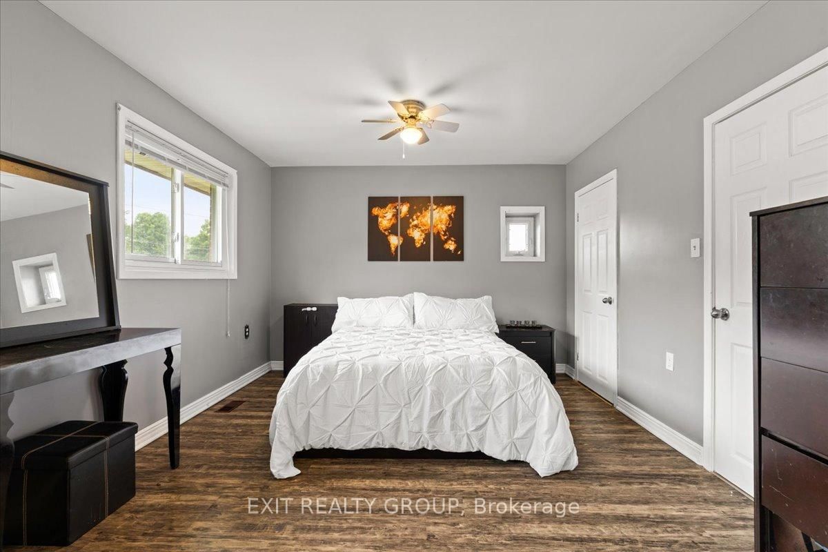 Detached House for sale at 29 Barry Road, Quinte West, Ontario, K8V 0M3 - Murray Ward - MLS: X12884010