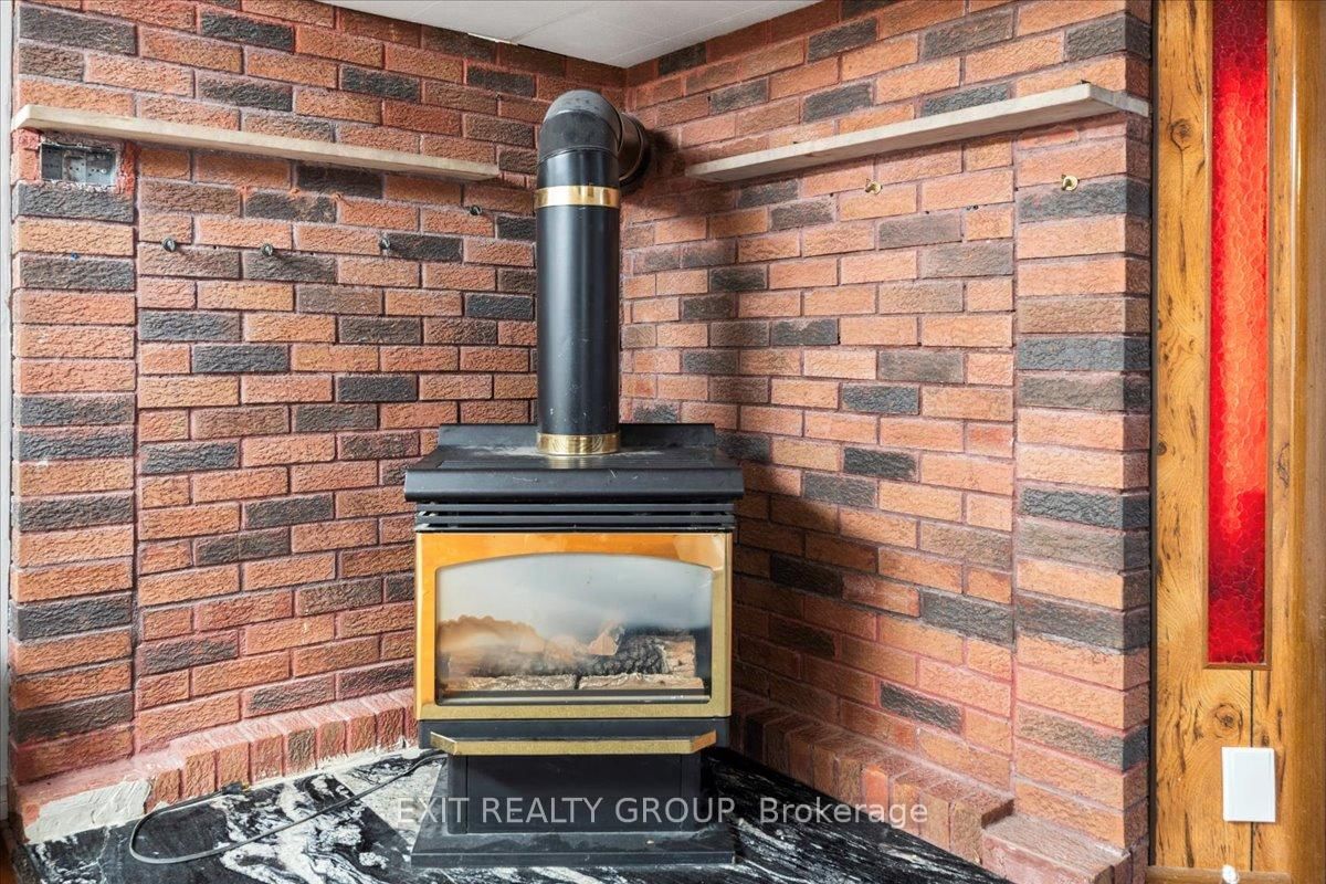 Detached House for sale at 29 Barry Road, Quinte West, Ontario, K8V 0M3 - Murray Ward - MLS: X12884010