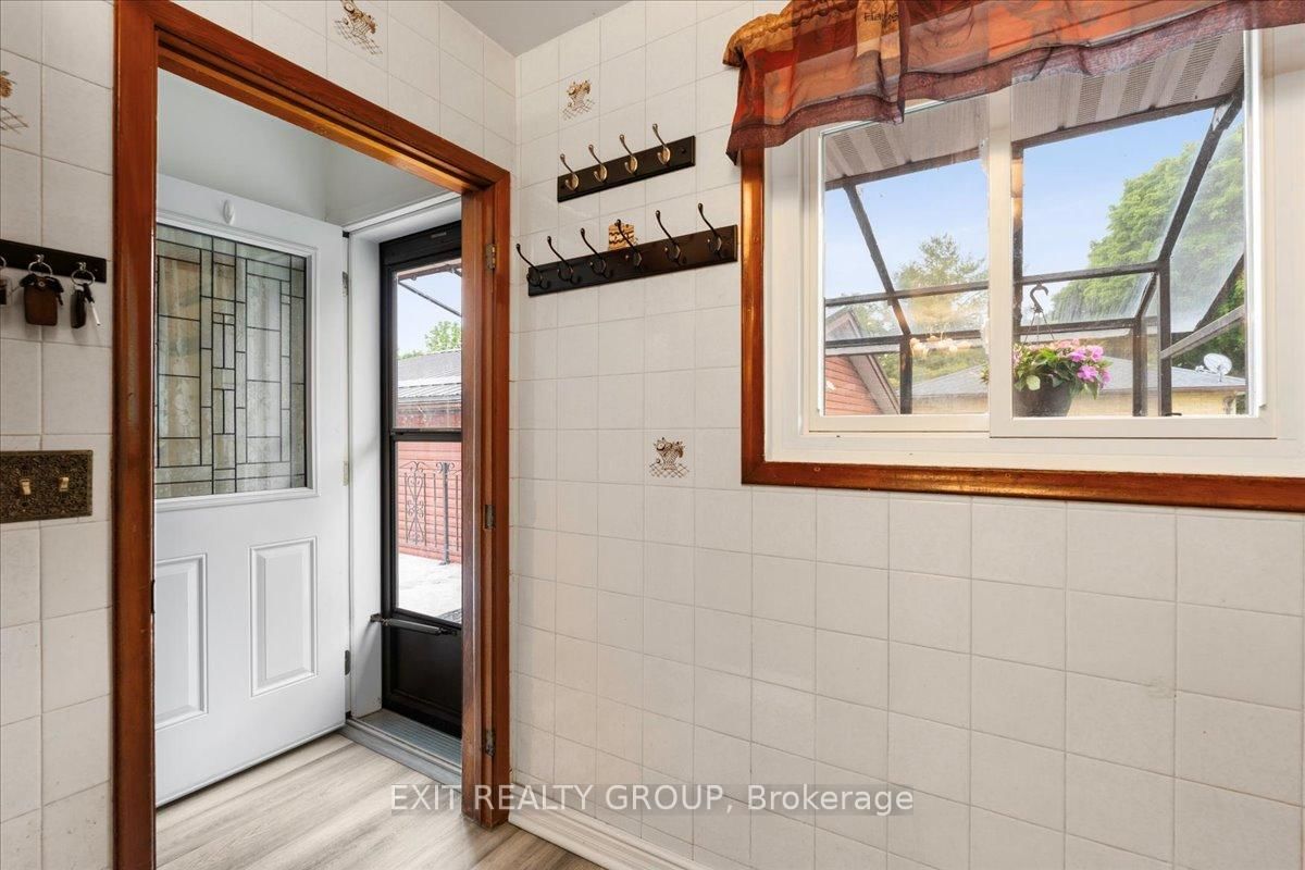 Detached House for sale at 29 Barry Road, Quinte West, Ontario, K8V 0M3 - Murray Ward - MLS: X12884010