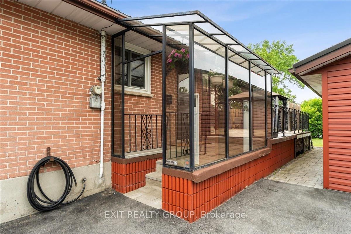 Detached House for sale at 29 Barry Road, Quinte West, Ontario, K8V 0M3 - Murray Ward - MLS: X12884010