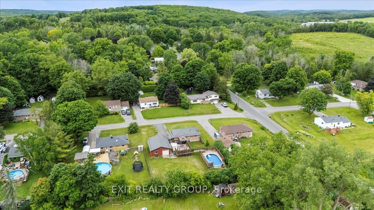 Detached House for sale at 29 Barry Road, Quinte West, Ontario, K8V 0M3 - Murray Ward - MLS: X12884010