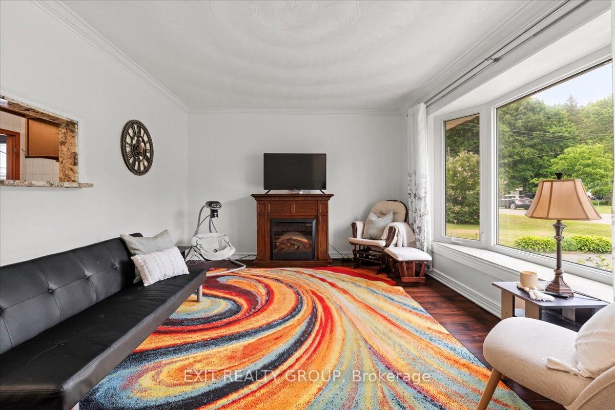 Detached House for sale at 29 Barry Road, Quinte West, Ontario, K8V 0M3 - Murray Ward - MLS: X12884010