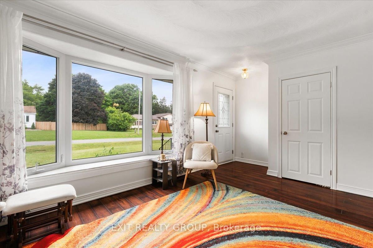 Detached House for sale at 29 Barry Road, Quinte West, Ontario, K8V 0M3 - Murray Ward - MLS: X12884010