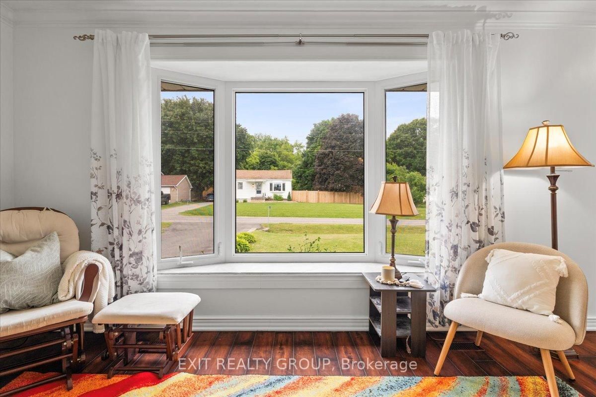 Detached House for sale at 29 Barry Road, Quinte West, Ontario, K8V 0M3 - Murray Ward - MLS: X12884010