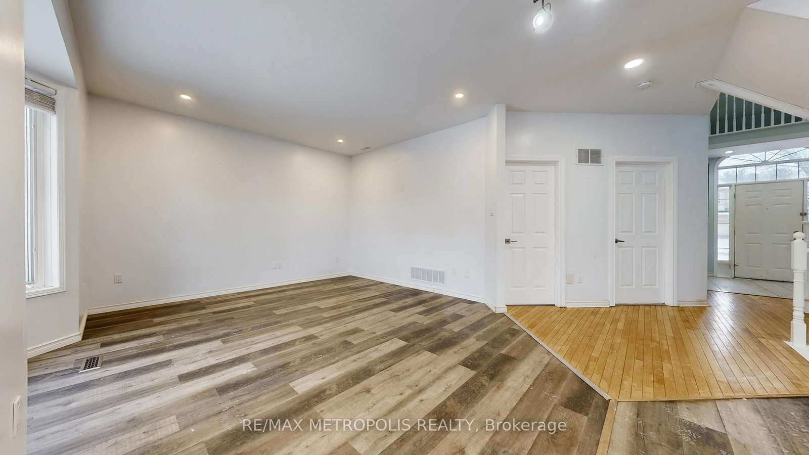 Detached House for sale at 183 Valmont Court, Hamilton, Ontario, L9G 5A1 - Ancaster - MLS: X12884824