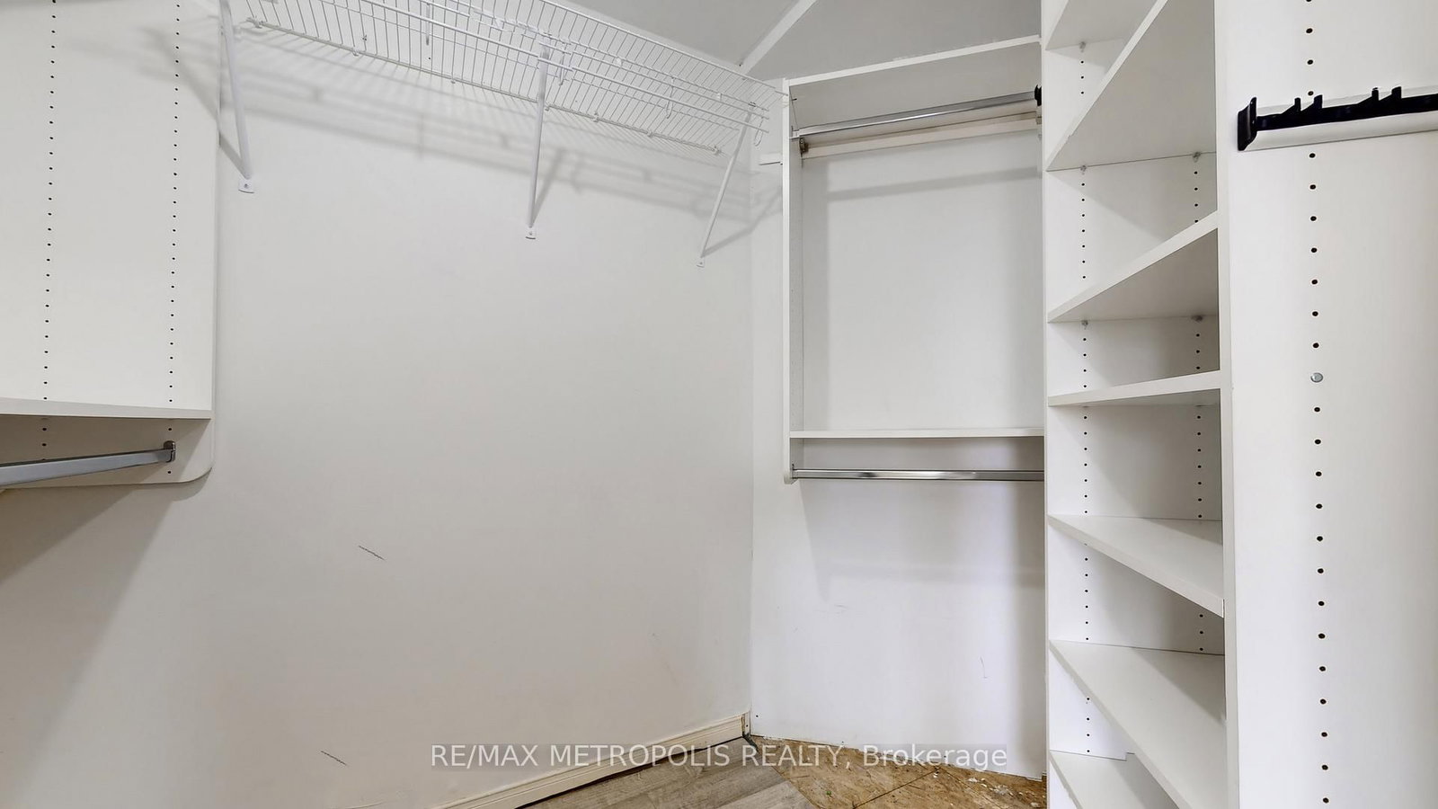 Detached House for sale at 183 Valmont Court, Hamilton, Ontario, L9G 5A1 - Ancaster - MLS: X12884824