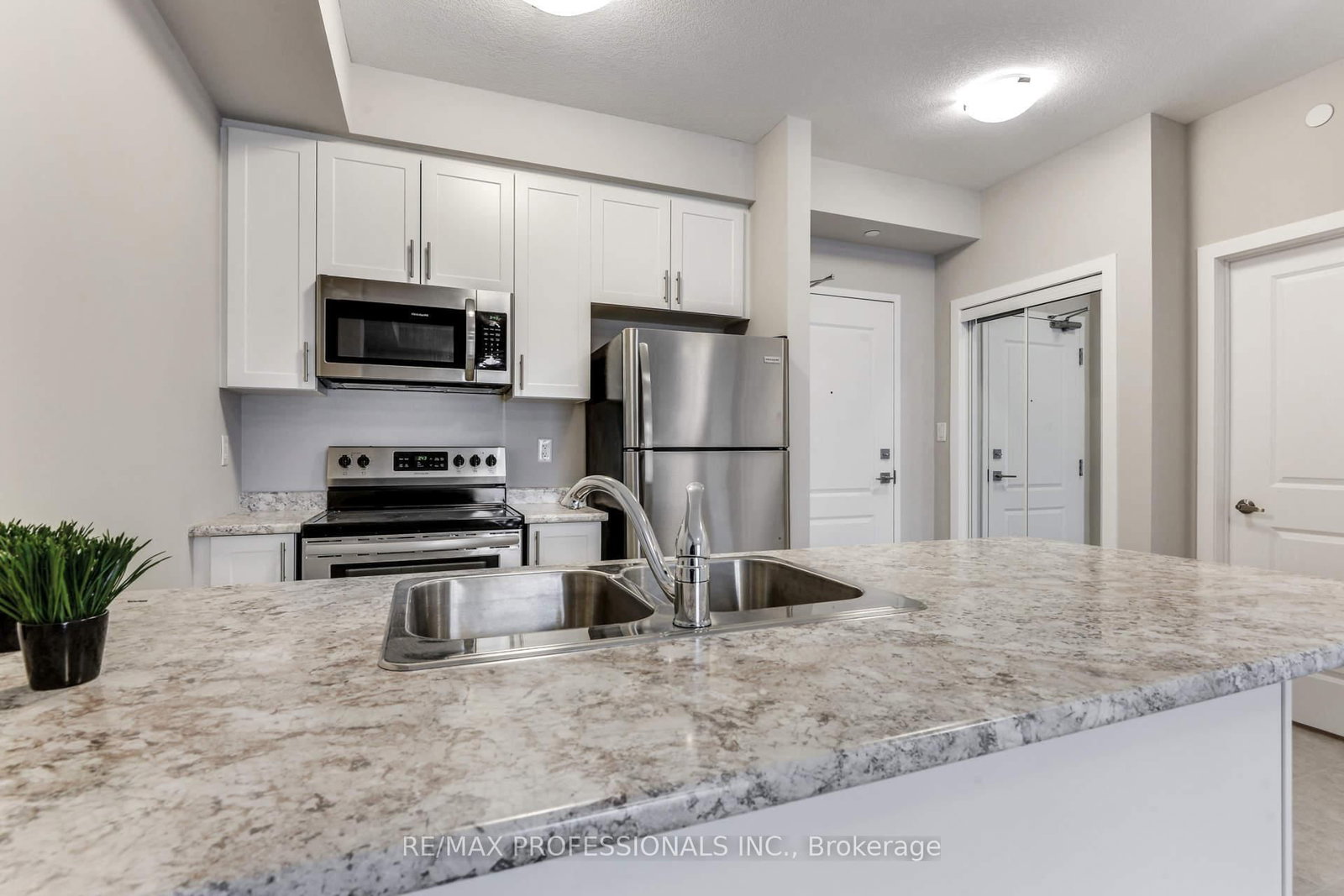 Condo for lease at 124-101 Shoreview Place, Hamilton, Ontario, L8E 0K2 - Lakeshore - MLS: X12885582