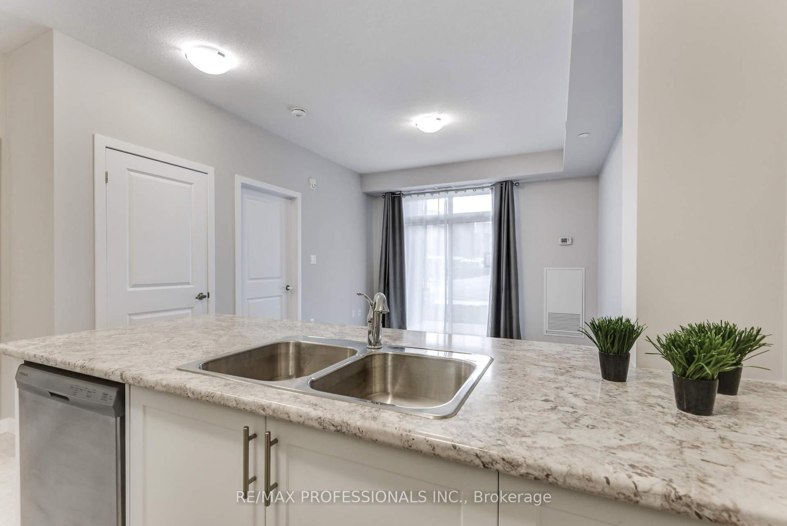 Condo for lease at 124-101 Shoreview Place, Hamilton, Ontario, L8E 0K2 - Lakeshore - MLS: X12885582