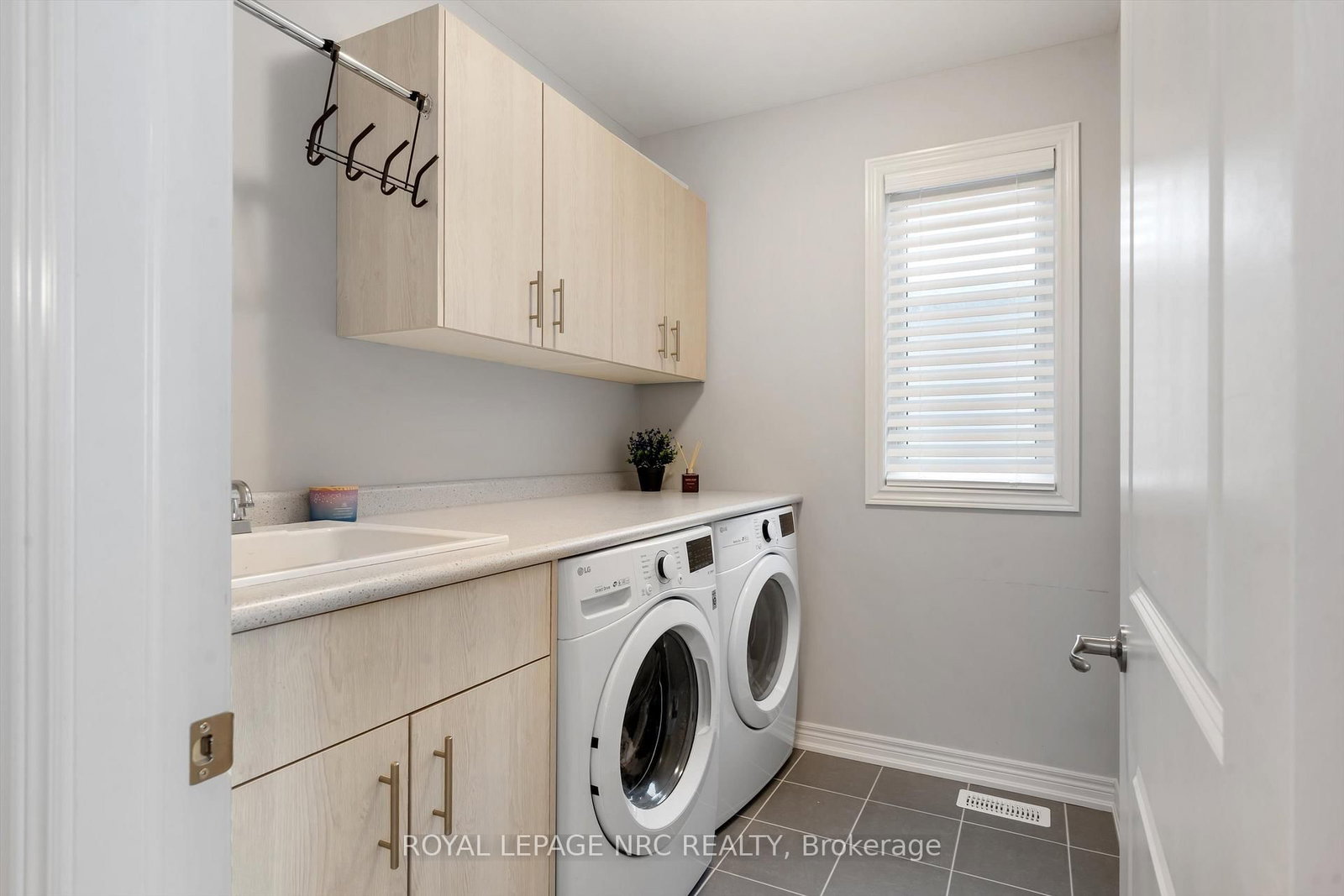 Detached House for sale at 20 Myrtle Street, Pelham, Ontario, L0S 1E6 - Fonthill - MLS: X12885662