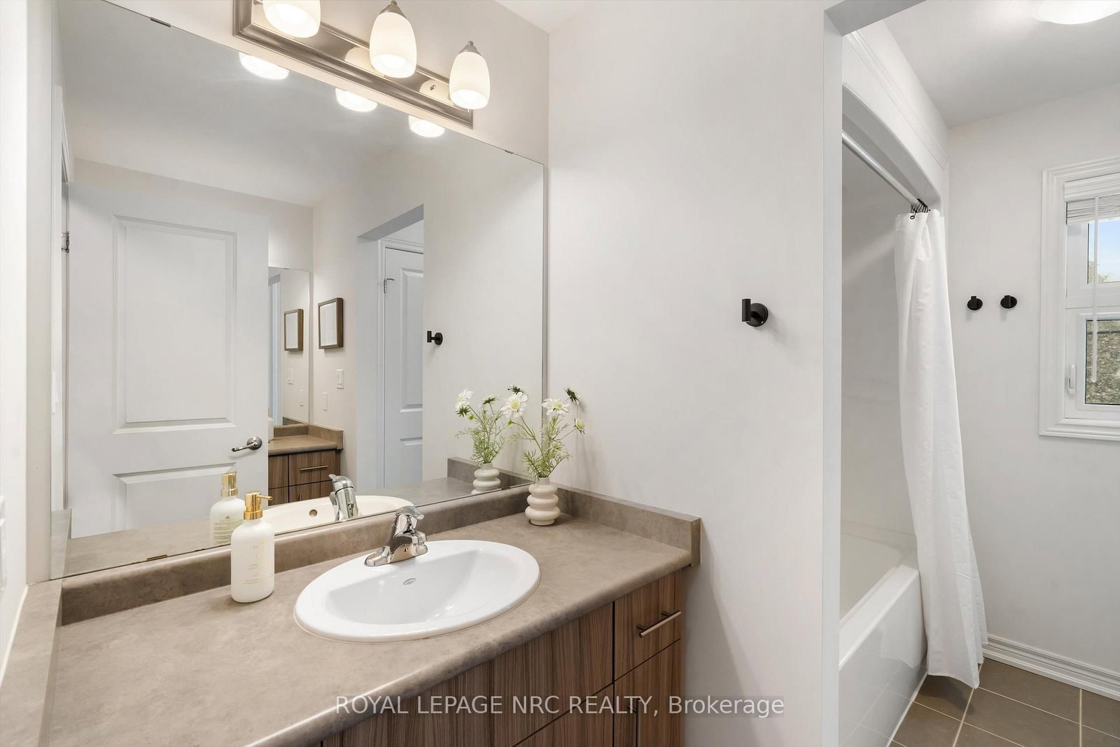 Detached House for sale at 20 Myrtle Street, Pelham, Ontario, L0S 1E6 - Fonthill - MLS: X12885662