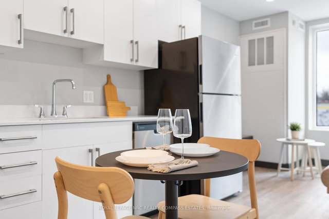 216 - 695 Niagara Street