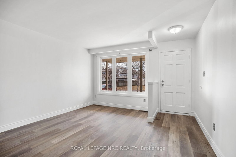 37 Greystone Cres S, St. Catharines, L2N 6P1 | Image 3