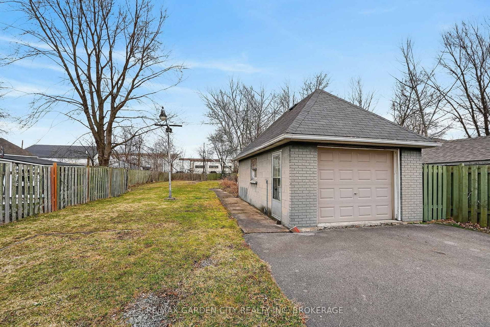 Detached House for sale at 284 Burgar Street, Welland, Ontario, L3B 2T6 - Welland Downtown - MLS: X12887964