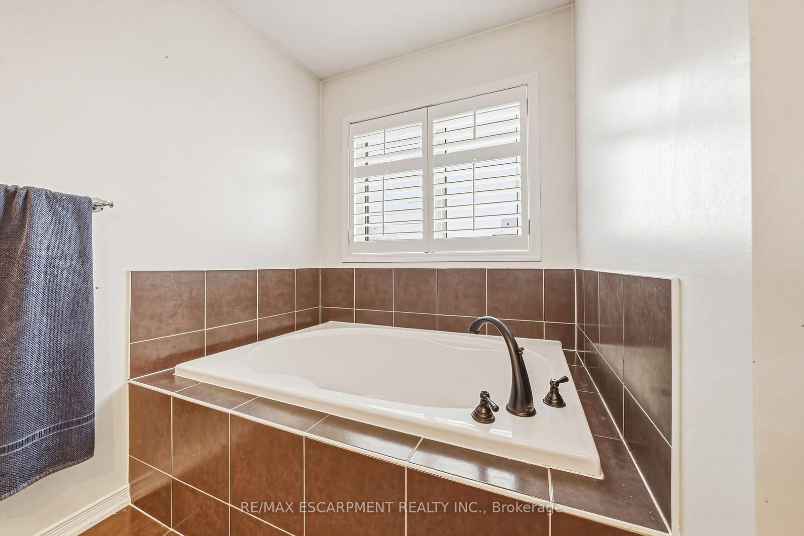 Detached House for sale at 108 CLEGHORN Drive, Hamilton, Ontario, L0R 1C0 - Binbrook - MLS: X12888148