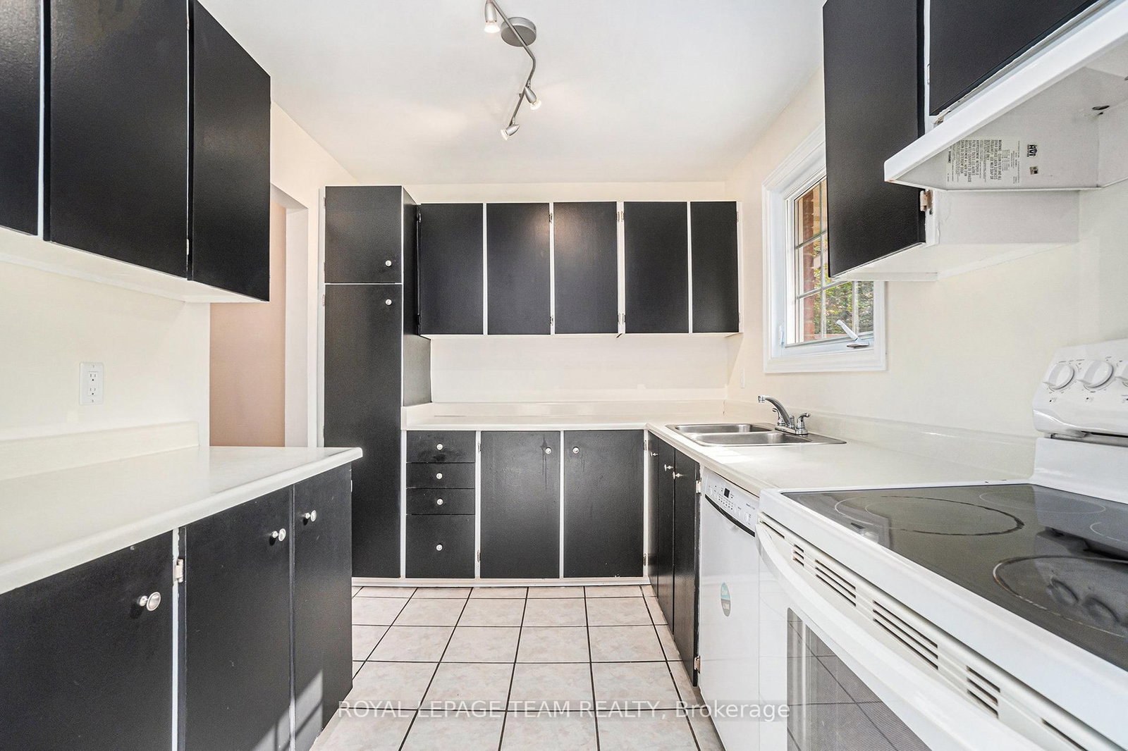 Townhouse for sale at 440 Kintyre Private, Ottawa, Ontario, K2C 3M9 - Carleton Square - MLS: X12890158