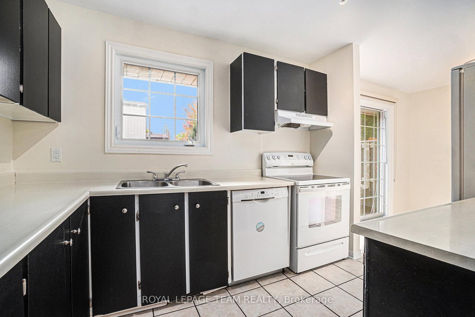 Townhouse for sale at 440 Kintyre Private, Ottawa, Ontario, K2C 3M9 - Carleton Square - MLS: X12890158