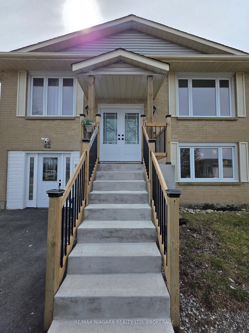 Upper - 42 HEMLOCK St, St. Catharines, L2T 4B7 | Image 2