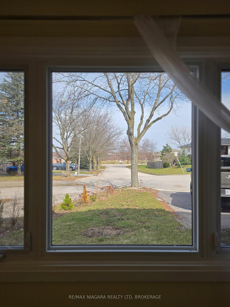 Upper - 42 HEMLOCK St, St. Catharines, L2T 4B7 | Image 3